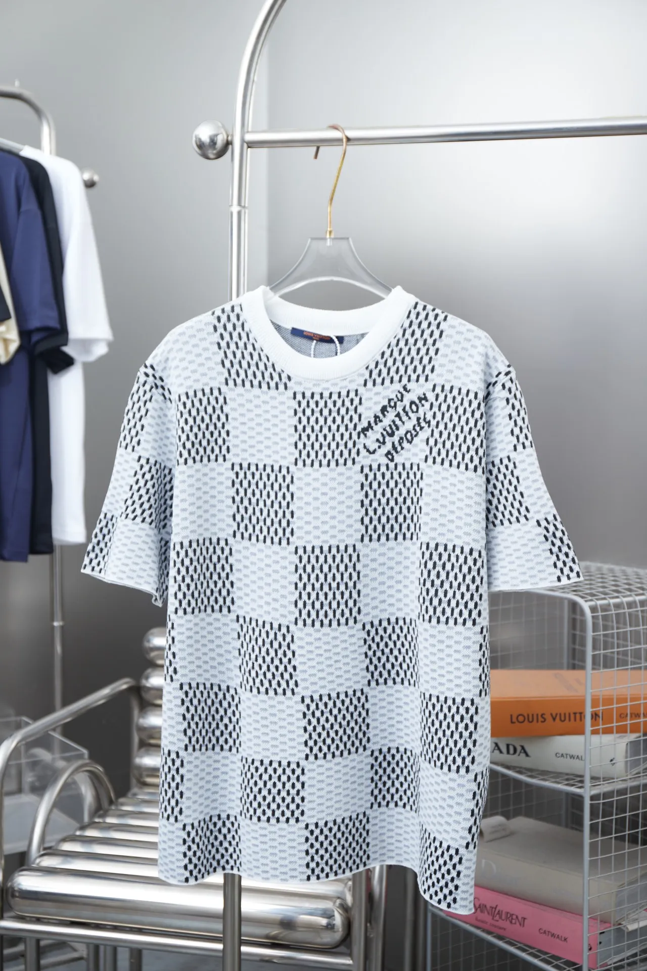 🅿️200 Louis LV 25ss spring and summer new style Checkerboard knitted short-sleeve Light luxury essential item for daily commuting for men and women Correct version Welcome to compare Detailed features · Made of high-viscosity cotton wool, with high count cotton added, dry and avoid stuffiness · Made of jacquard woven sheets imported from Germany, woven with Lv Monogram plaid intarsia, paired with knitting of the same style and color, presenting a unique three-dimensional texture · Double-needle sewing and cross-seam technology · Original main mark, washed tag, brand moisture-proof paper packaging Color: blue/grey Size: S/M/L/XL